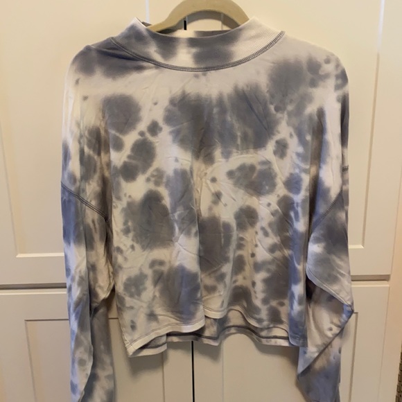 Lightweight sweatshirt with mock neck